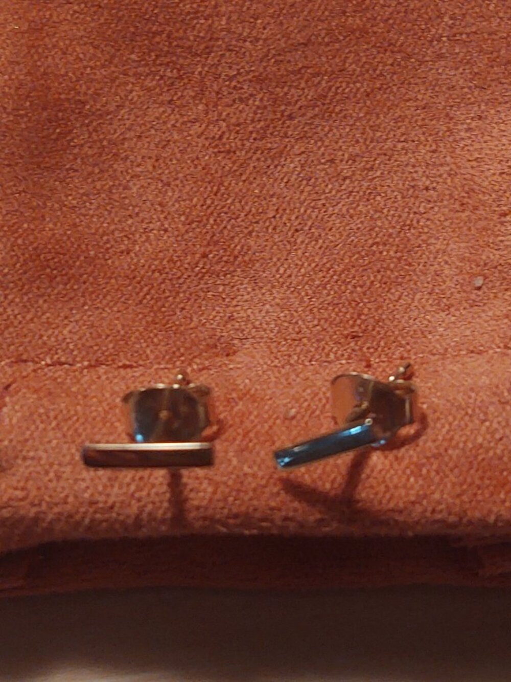 Merjuri 10kt gold bar studs